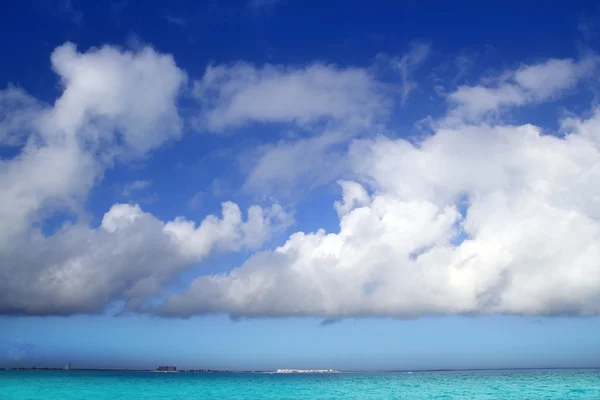 Cumulus clouds over caribbean turquoise sea — Stock Photo, Image