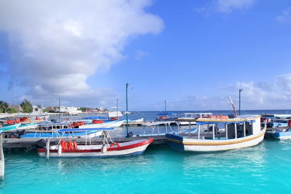 カリブ海プエルト フアレス ボート桟橋ターコイズ ブルーの海 — ストック写真