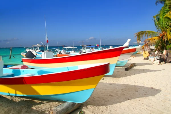 Barche tropicali colorate spiaggiate nella sabbia Isla Mujeres — Foto Stock