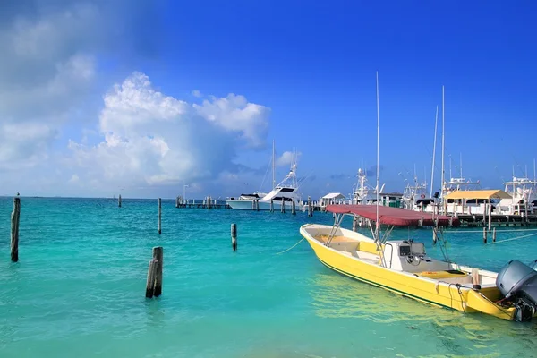 Isla Mujeres México barcos mar Caribe turquesa —  Fotos de Stock