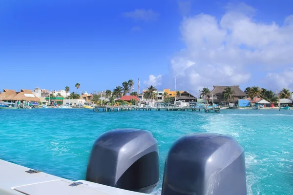 Bote fueraborda popa con espuma de utilería Isla Mujeres — Foto de Stock
