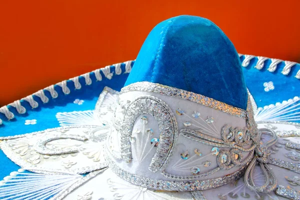Charro mariachi modré mexický klobouk detail nad oranžová — Stock fotografie