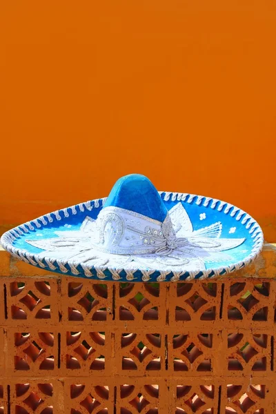 Ubrany mariachi niebieski kapelusz meksykański szczegółów na pomarańczowy — Zdjęcie stockowe