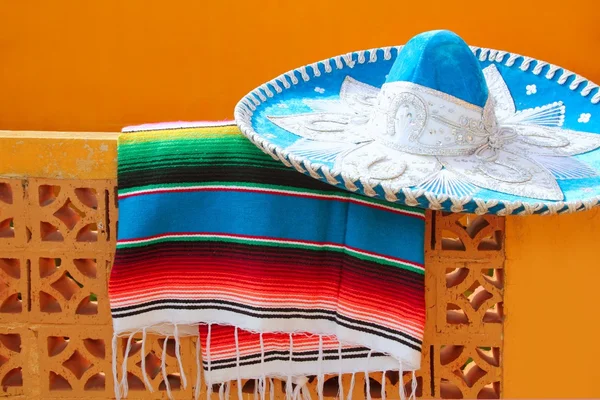 Charro Mariachi blauen mexikanischen Hut serape Poncho — Stockfoto