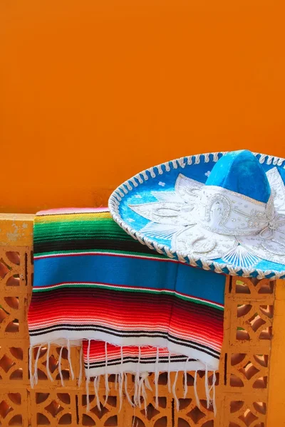 Charro mariachi modré mexický klobouk serape pončo — Stock fotografie