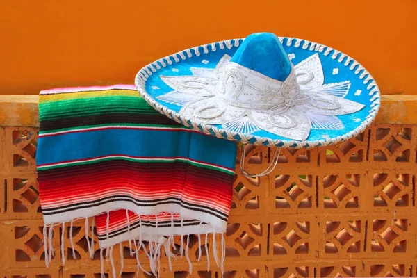Charro mariachi blå mexikanska hatten serape poncho — Stockfoto