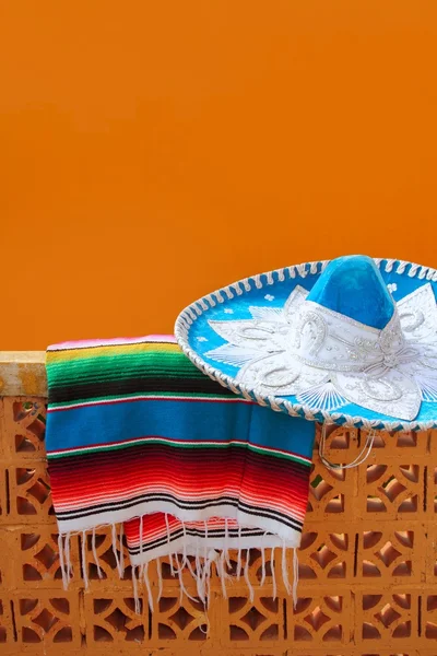Charro mariachi azul chapéu mexicano serape poncho — Fotografia de Stock