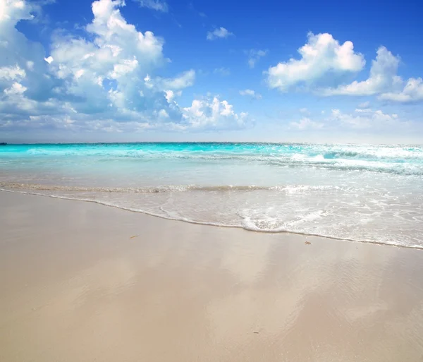 Karibiska morgon ljus beach våt sand reflektion — Stockfoto