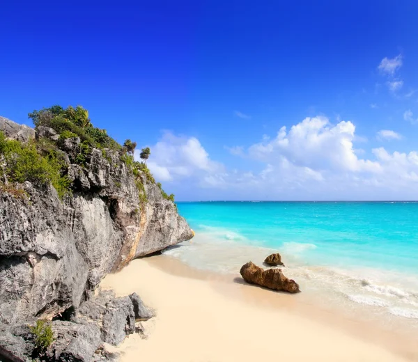 Caribbean beach in Tulum Mexico under Mayan ruins — Stock Photo, Image