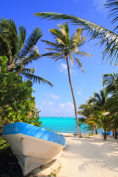 Spiaggia tropicale caraibica con barca spiaggiata — Foto Stock