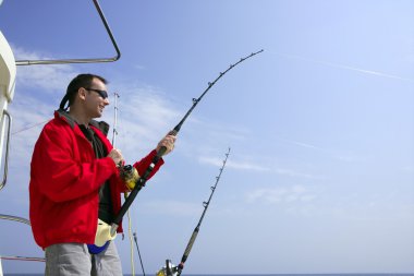 balıkçı teknesi büyük oyun tuna üzerinde balıkçılık