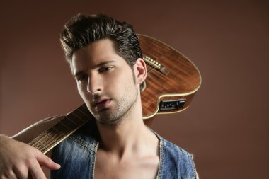 seksi genç adam müzisyen gitar çalan kahverengi