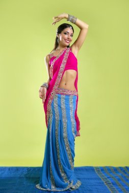 güzel Hintli genç esmer kadın dans