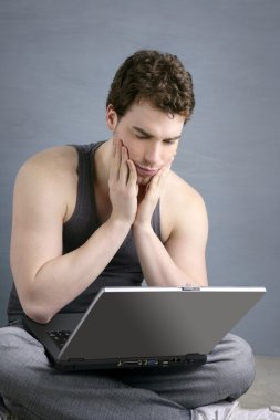Öğrenci hareketi ile laptop üzerinde gri