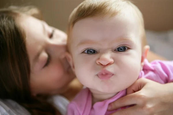 Babymeisje met grappige expressie in gezicht — Stockfoto
