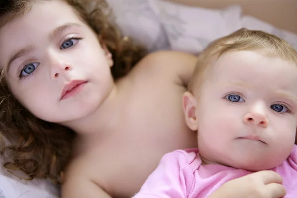 Dwa małe siostry piękny maluch — Zdjęcie stockowe