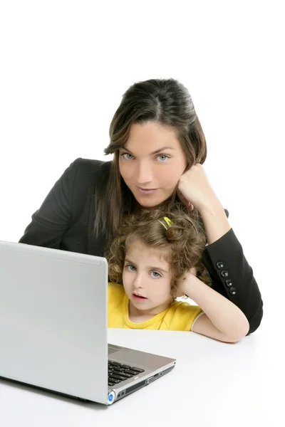 Gyönyörű anya és lánya laptop számítógép — Stock Fotó