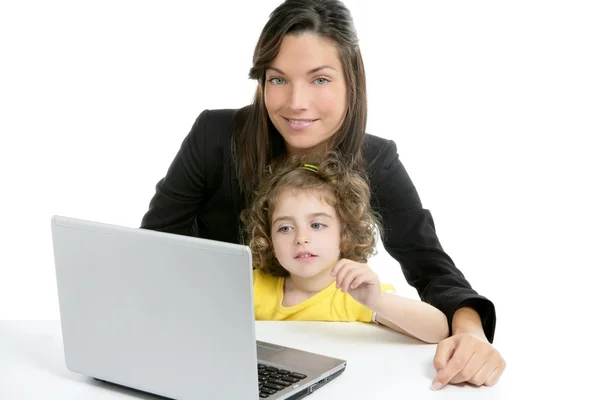 Hermosa madre e hija ordenador portátil —  Fotos de Stock