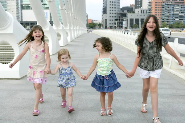 Quatre petits groupes de filles marchant dans la ville — Photo