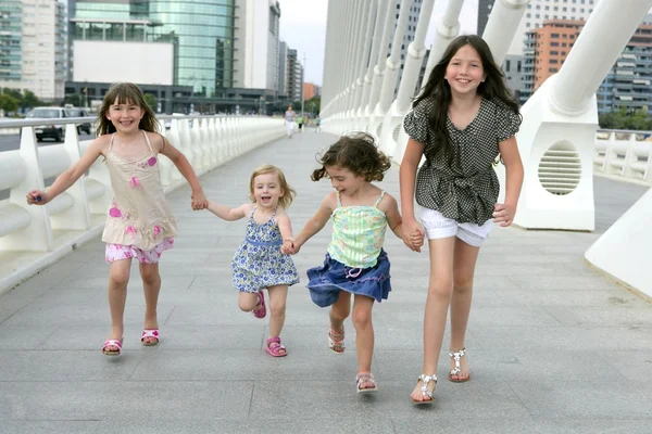 Gruppo di quattro ragazzine che camminano in città — Foto Stock