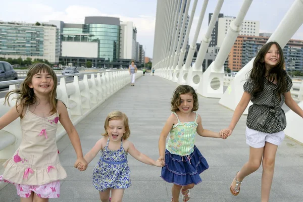 Čtyři malá dívčí skupina chůzi ve městě — Stock fotografie