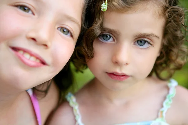 Zbliżenie portret dwóch sióstr mała dziewczynka — Zdjęcie stockowe