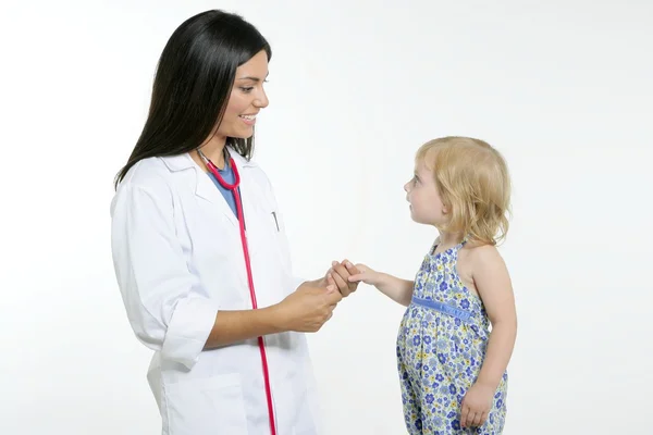 Morena médico pediátrico com menina loira — Fotografia de Stock