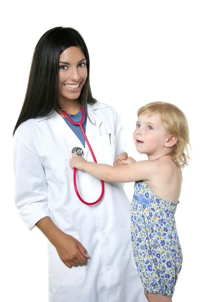 Pediatrik doktorla esmer sarışın küçük kız — Stok fotoğraf