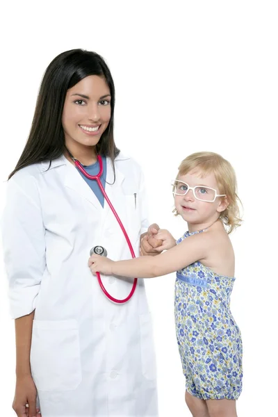 Brunette médecin pédiatre avec petite fille blonde — Photo