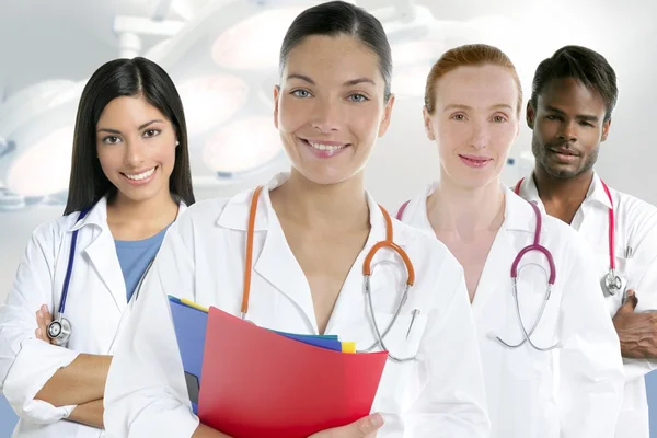 Grupo de equipe de médicos em uma linha de fundo branco — Fotografia de Stock