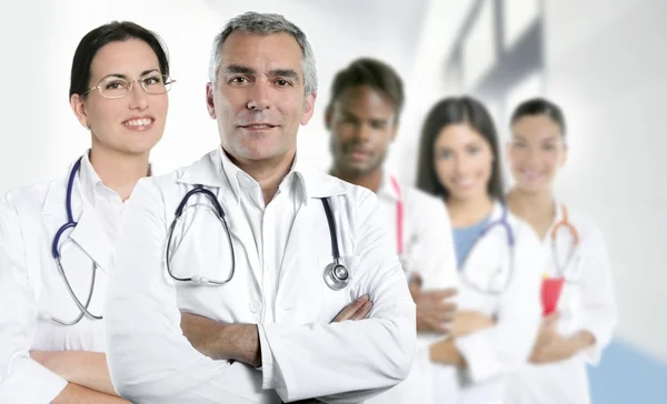 Experiência doctor multiracial nurse team row — Fotografia de Stock