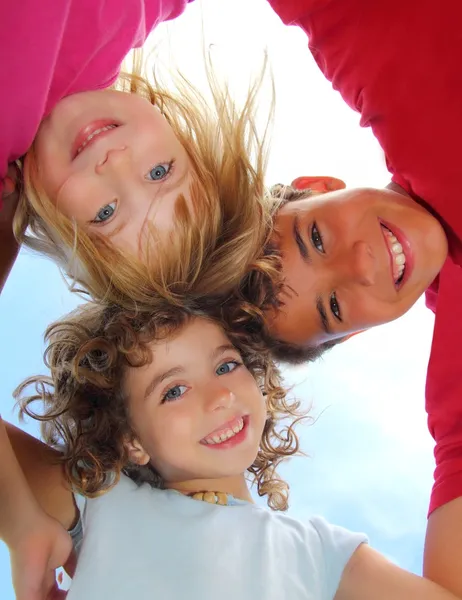 Blick auf glückliche drei Kinder, die sich umarmen — Stockfoto