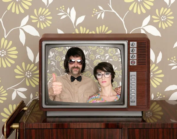 木製の古いテレビ オタク愚かなカップル レトロな男性女性 — ストック写真