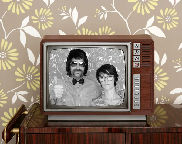 Wood old tv nerd silly couple retro man woman — Stock Photo, Image
