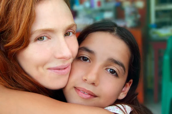 Multiraciale moeder en dochter familie knuffel — Stockfoto