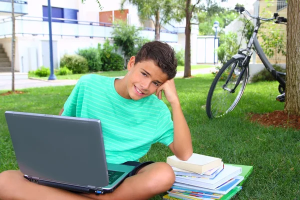 座っている庭の勉強男の子 10 代の宿題 — ストック写真