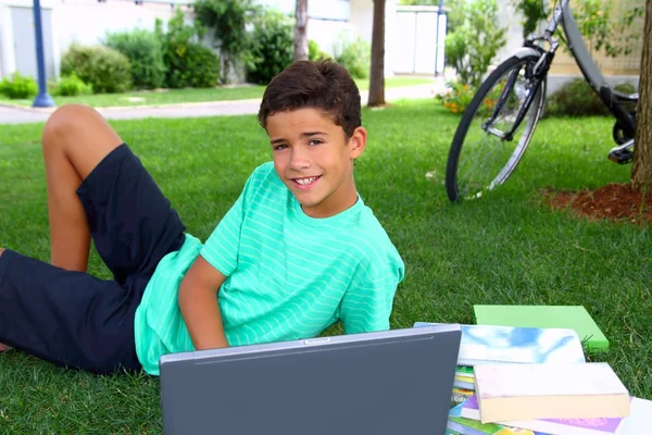 Jongen tiener huiswerk studeren vergadering tuin — Stockfoto
