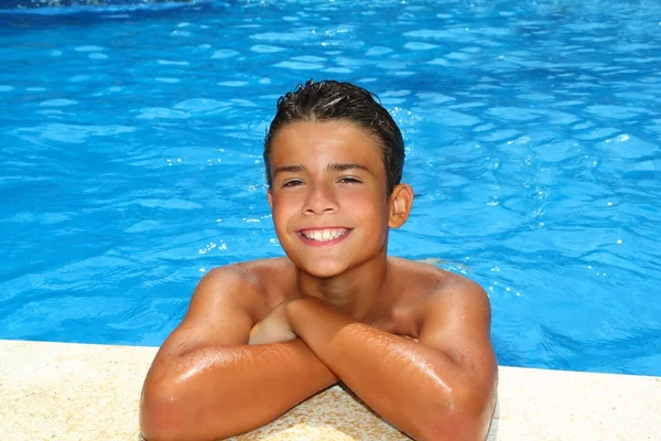 男の子 10 代の幸せな休暇スイミング プール — ストック写真