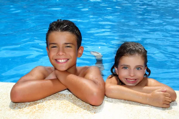 Αγόρι εφήβων και μικρό κορίτσι καλοκαιρινές διακοπές στο μπλε πισίνα — Φωτογραφία Αρχείου