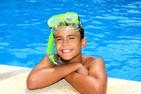 Мальчик счастливый подростковый отпуск плавание какашки — стоковое фото