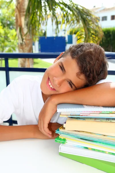 Chlapec student teenager šťastný myšlení s knihami — Stock fotografie