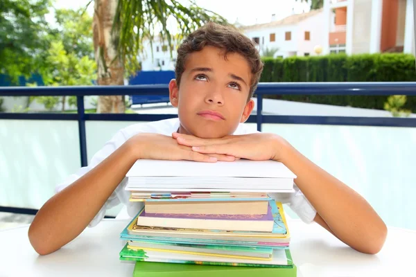 Έφηβος μαθητής αγόρι βαρεθεί σκέψης με βιβλία — Φωτογραφία Αρχείου