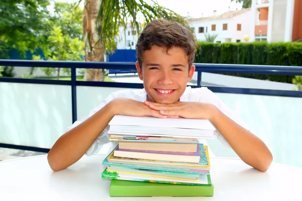 Αγόρι μαθητής έφηβος χαρούμενος σκέψης με βιβλία — Φωτογραφία Αρχείου