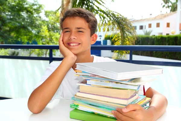 Menino estudante adolescente feliz pensando com livros — Fotografia de Stock