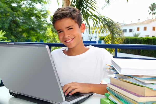 Adolescente feliz estudante menino trabalhando laptop — Fotografia de Stock