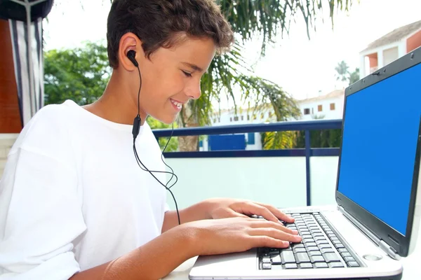 Tonåring student glad pojke laptop hörlurar — Stockfoto