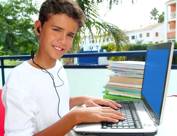 Tonåring student glad pojke laptop hörlurar — Stockfoto