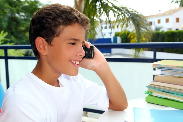 Fiú tini beszélő mobil telefon mosolygó diák — Stock Fotó