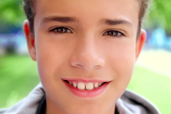 Ragazzo adolescente primo piano faccia macro felice sorridente — Foto Stock