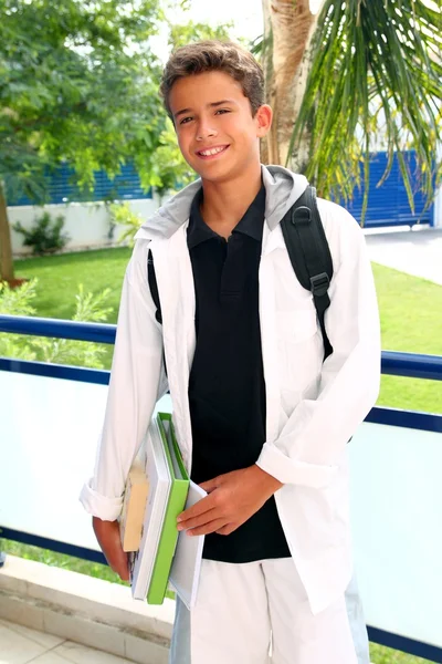 Menino estudante adolescente mochila segurando livros — Fotografia de Stock
